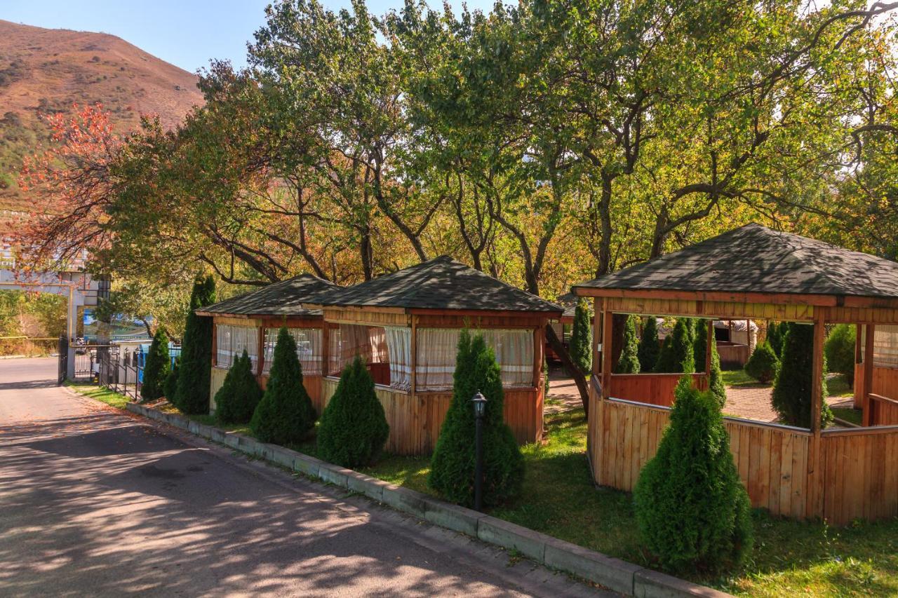 Sunkar Hotel Алма Ата Екстериор снимка