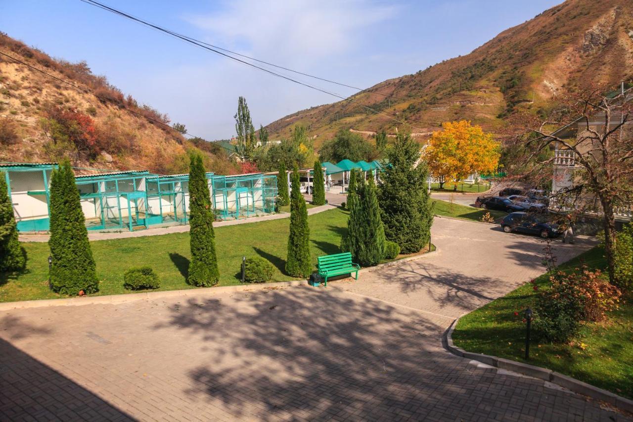 Sunkar Hotel Алма Ата Екстериор снимка
