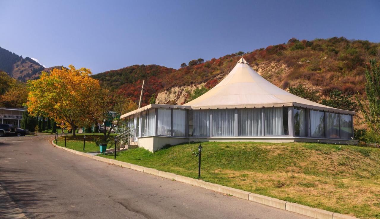 Sunkar Hotel Алма Ата Екстериор снимка